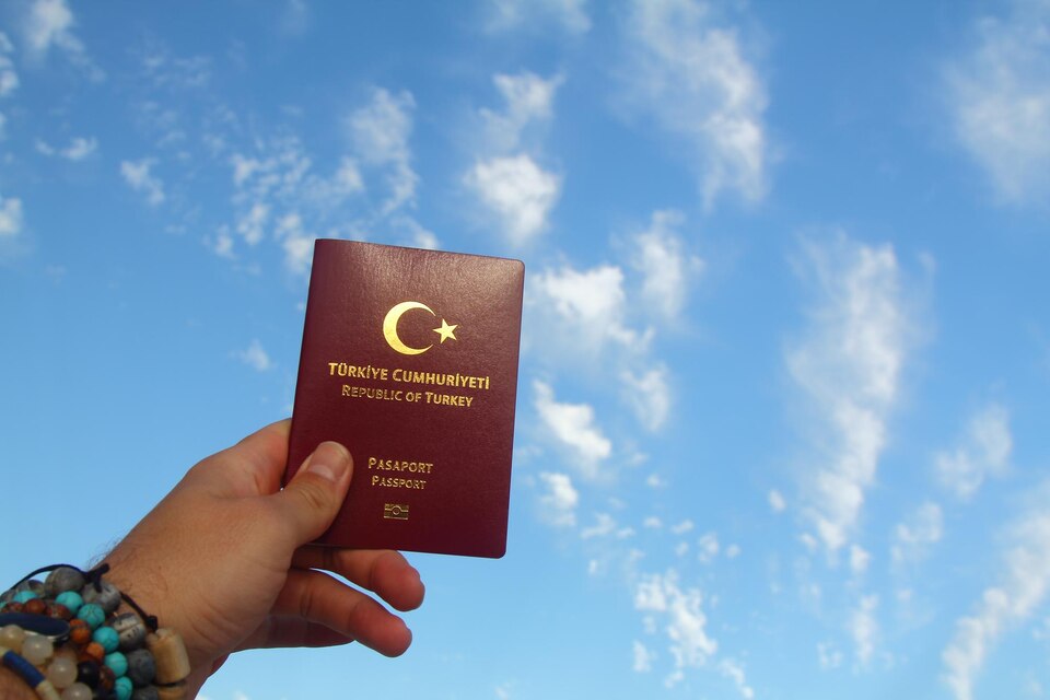 fpdl.in main masculine passeport turc ciel bleu soleil brillant 205832 543 large