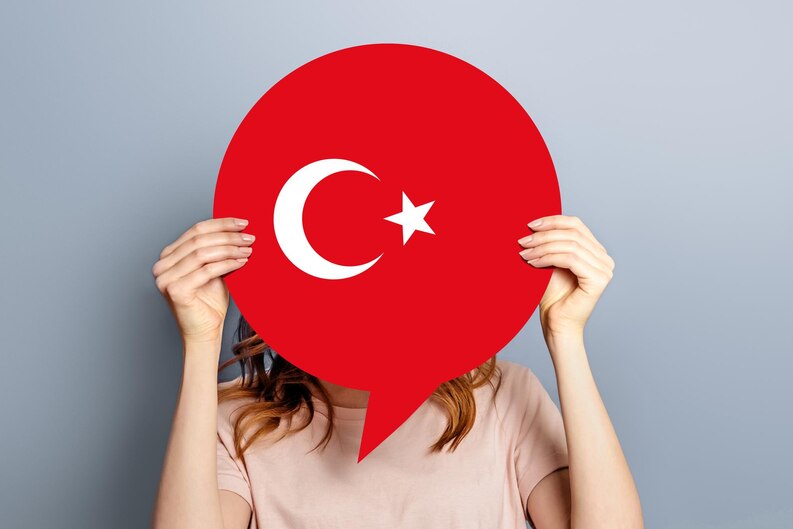 fpdl.in concept actualites turquie mains feminines tenant boite dialogue informations rondes embleme du drapeau turc isole fond studio gris 101969 2047 medium 1
