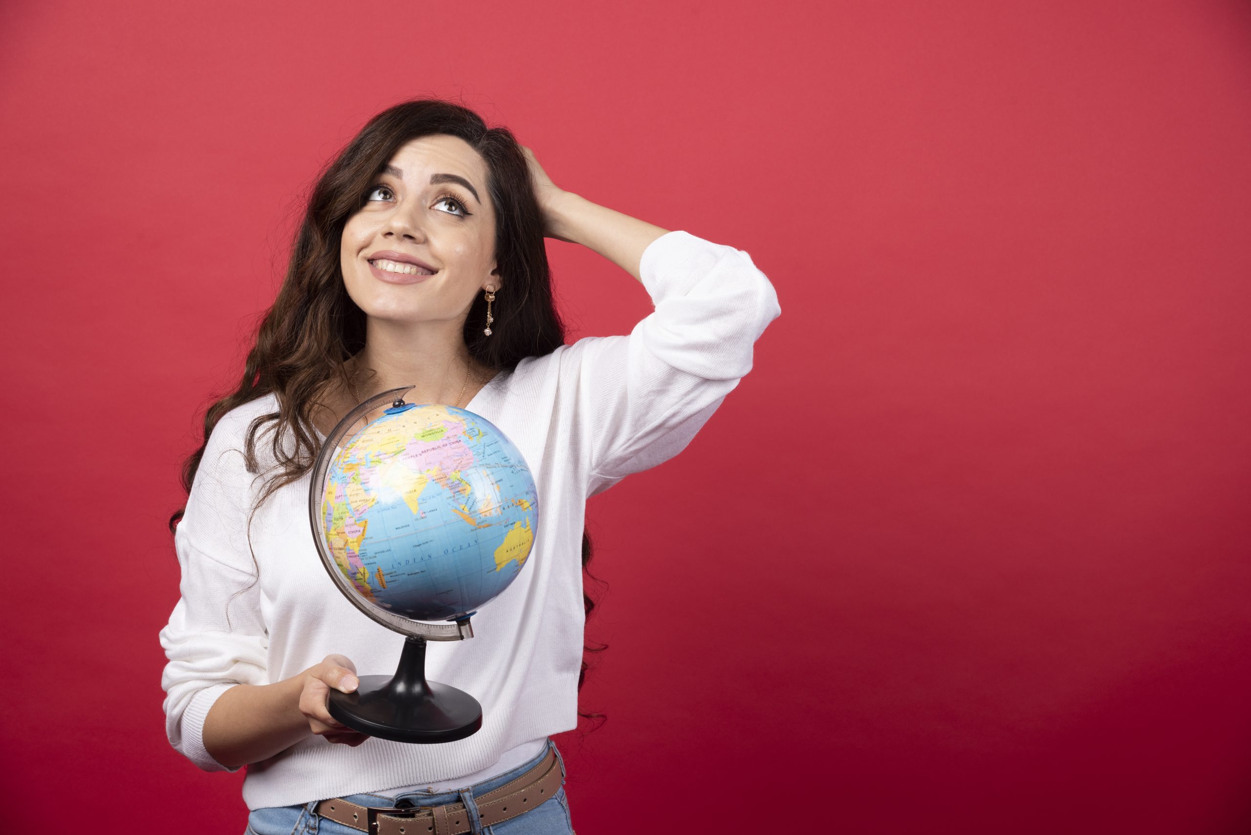 jeune femme posant globe fond rouge photo haute qualite scaled