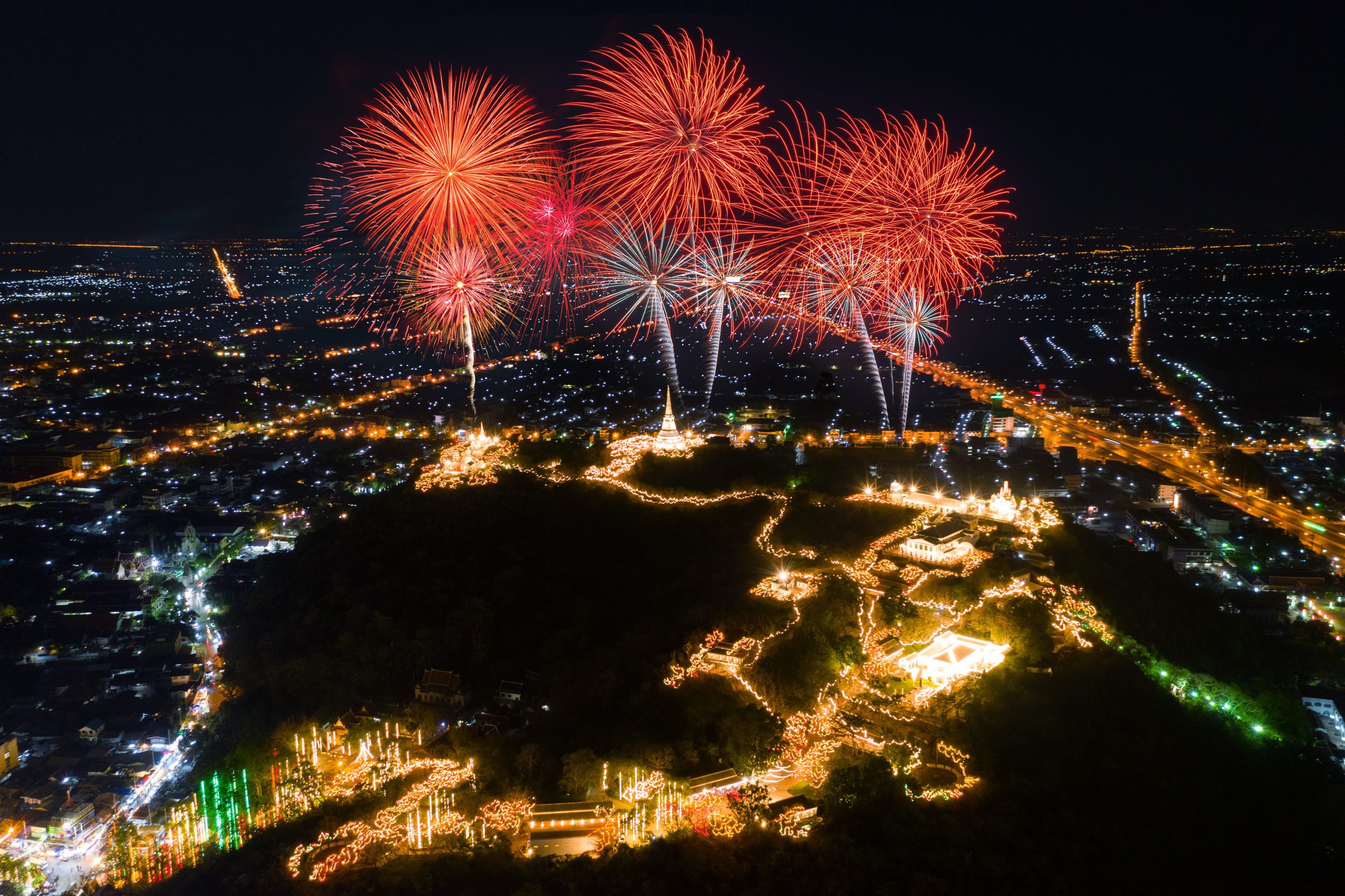 phra nakorn kiri firework festival nuit phetchaburi thailande scaled