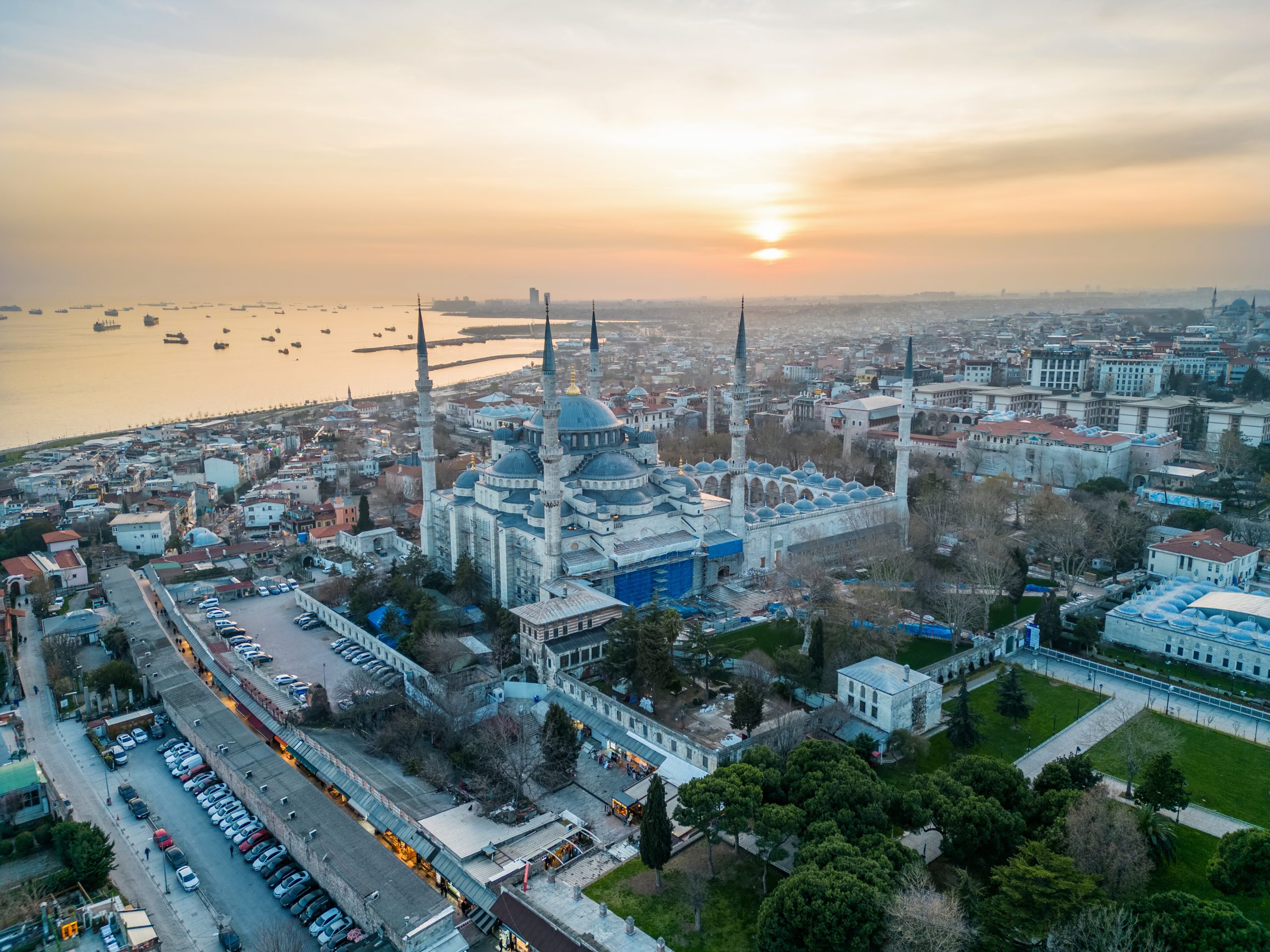 vue aerienne par drone mosquee bleue istanbul au coucher du soleil turquie scaled