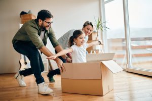 fille heureuse s amusant ses parents tout demenageant dans nouvel appartement 1 scaled